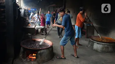 Pekerja memproduksi dodol Betawi di rumah industri di kawasan Pasar Minggu, Jakarta, Selasa (4/5/2021). Dodol Betawi dijual dengan harga Rp 50 ribu - Rp 100 ribu per kilogram. (merdeka.com/Imam Buhori)