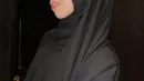 Adiba mengenakan outfit lengan panjang berwarna hitam, yang serasi dengan hijab yang dipakainya secara sederhana. [Foto: Instagram/adiba.knza]
