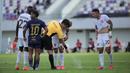 Wasit Ko Hyung-jin menyemprotkan tanda untuk mengambil tendangan bebas saat laga lanjutan BRI Super League 2025/2026 antara Persita melawan Borneo di Indonesia Arena, Tangerang, Banten, Jumat (09/01/2026). (Bola.com/Bagaskara Lazuardi)
