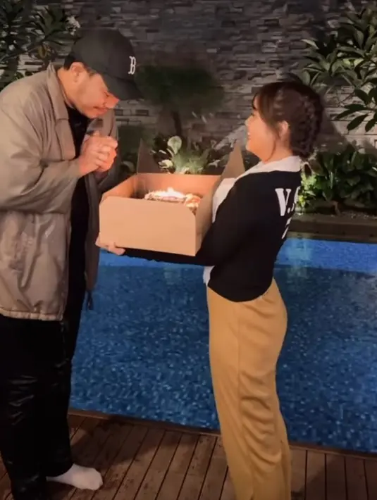 Tak hanya kompak, keduanya terlihat seperti saudara lantaran tak adanya batasan antara artis dan manajer. Batara Ageng juga menjadi saksi perjalanan karier adik Fadly Faisal ini.(Liputan6.com/IG/@fuji_an)