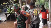 TNI-Polri dan BPBD Kota Palangka Raya mengevakuasi Rukiyah. Foto: Agung/ Dinas Penerangan Kodim 1016 Palangka Raya.