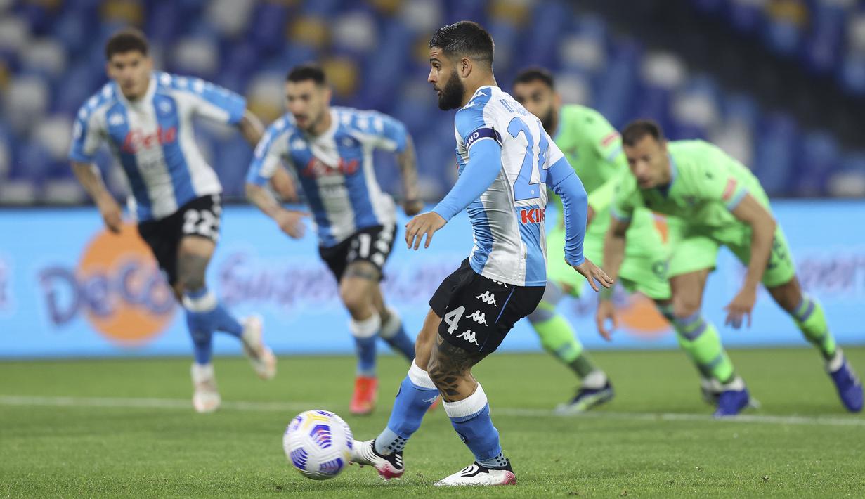 Striker Napoli, Lorenzo Insigne melakukan eksekusi penalti yang berbuah gol pertama timnya ke gawang Lazio dalam laga lanjutan Liga Italia 2020/2021 pekan ke-32 di Diego Armando Maradona Stadium, Naples, Kamis (22/4/2021). Napoli menang 5-2 atas Lazio. (Lapresse via AP/Alessandro Garofalo)