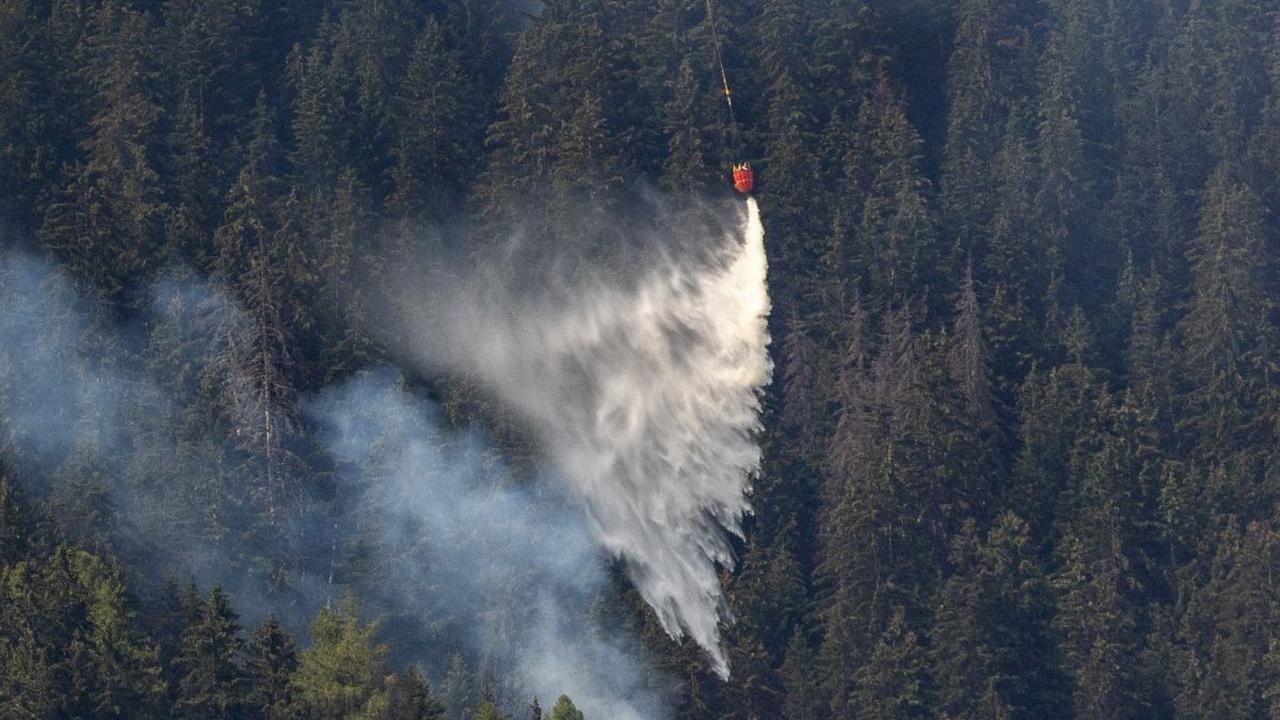 Dalam upaya pemadaman ini, sebanyak empat helikopter telah dikerahkan untuk membantu proses pencegahan penyebaran api dengan bom air.