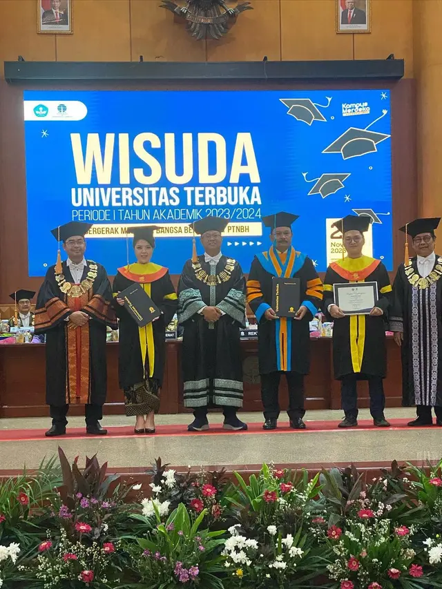 Tina Toon Wisuda S1 Hukum