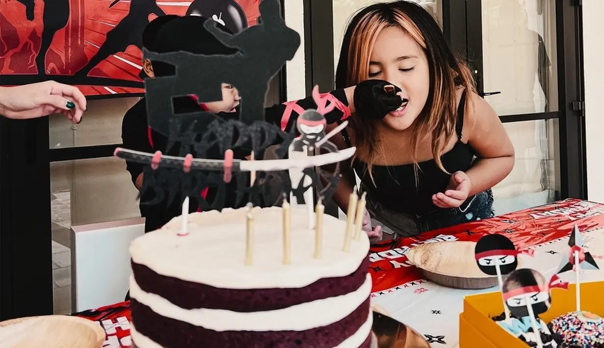 Lihat serunya Magika menyuapkan kue ulang tahun secara bergantian untuk kedua kakaknya. (Instagram/ramadhaniabakrie).