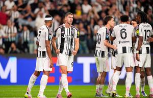 Pemain Juventus, Dusan Vlahovic, merayakan gol keduanya pada pertandingan Serie A melawan Parma di Allianz Stadium, Turin,&nbsp;Senin (25 Agustus 2025). (Fabio Ferrari/LaPresse via AP)