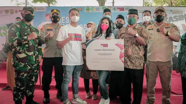 Wanda Ponika bersama Raffi Ahmad saat peresmian Desa Kekebalan Komunal Banjar Sari