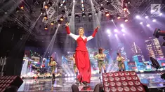 Aksi Agnez Mo saat tampil dalam malam puncak HUT ke-28 SCTV di ICE BSD, Tangerang, Banten, Jumat (24/8). Tema yang diusung dalam Hut ke-28 SCTV adalah The Greatest Celebration. (Liputan6.com/Faizal Fanani)
