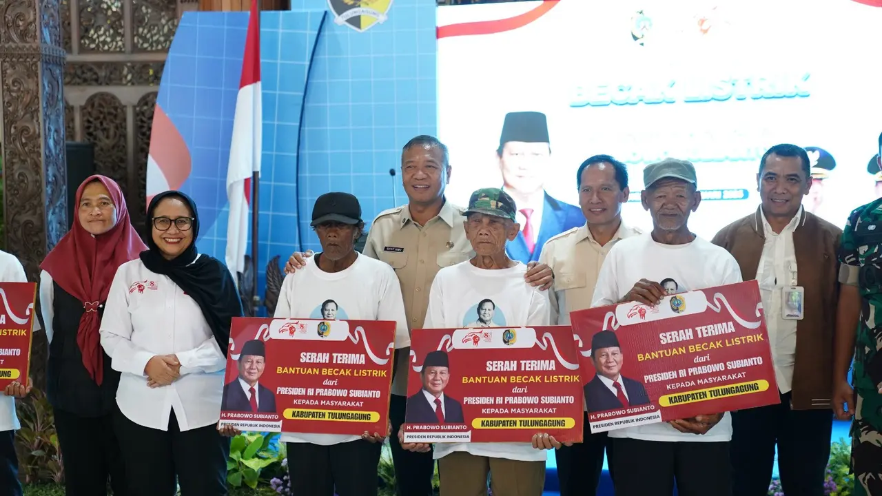 Kakek Suminto (80), penarik becak asal Desa Ketanon, Kecamatan Kedungwaru, Kabupaten Tulungagung, Jawa Timur, menerima bantuan becak listrik dari Presiden RI Prabowo Subianto, (Istimewa)