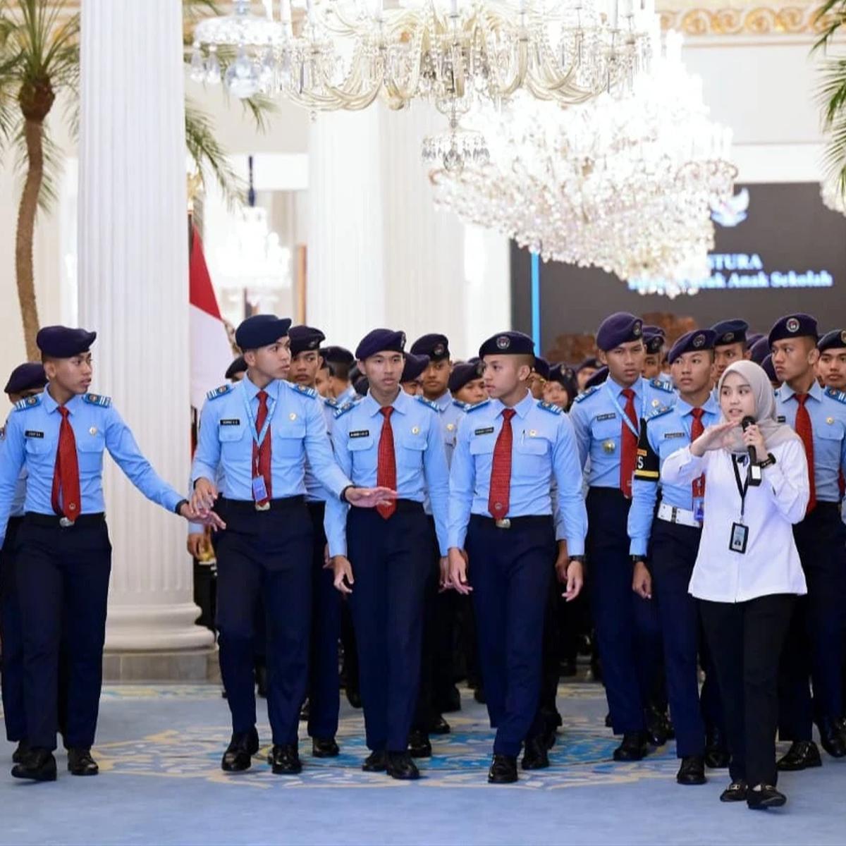 Pelajar Taruna Nusantara Mengunjungi Istana