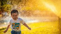 Ilustrasi anak bermain air. (Photo by MI PHAM on Unsplash)