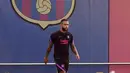 Pemain depan Barcelona, Memphis Depay, menghadiri sesi latihan di tempat latihan Joan Gamper di Sant Joan Despi, Senin (13/9/2021). Barcelona akan berhadapan dengan Bayern Munchen di Camp Nou pada matchday pertama grup E Liga Champions 2021/2022, Rabu dini hari 15 September 2021. (Josep LAGO/AFP)