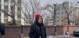 Saat berpose di depan gerai Gentle Monster, penyanyi muda ini tampil modis dengan padu padan outfit serba hitam yang diberi sentuhan merah mencolok sebagai statement look. [@tiaraandini].