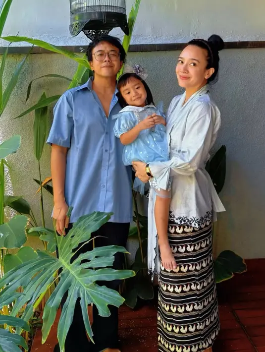 Dhea Ananda tampil mengenakan atasan kebaya baby blue dipadukan bawahan kain hitam bergambar ayam. [@dea_ananda]