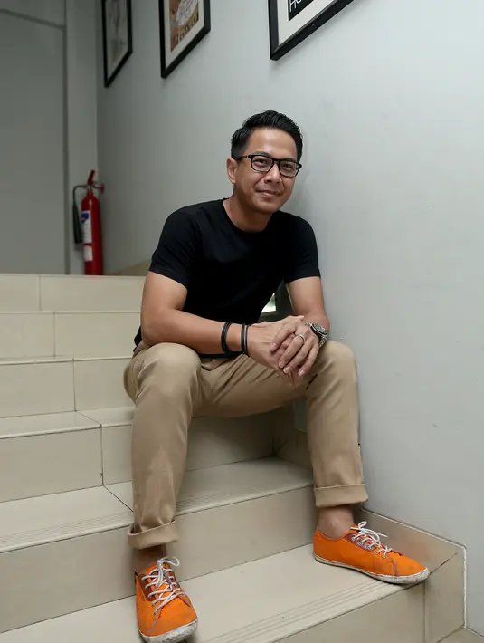 "Belum coba (alternatif). Kita kan baru empat tahun menikah. Kalau belum dikasih mungkin coba ke sana, tapi konsultasi dulu. Kalau memang konsultasi ternyata nggak ada apa-apa, yaudah nggak apa. Palingan adopsi," ujar Delon. (Andy Masela/Bintang.com)