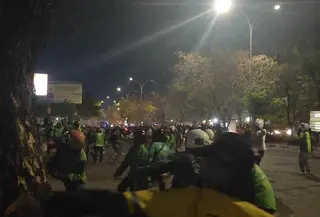 Berkahir Bentrok, Ratusan Ojol Bubarkan Paksa Peringatan 'April Makassar Berdarah' di Kampus UMI