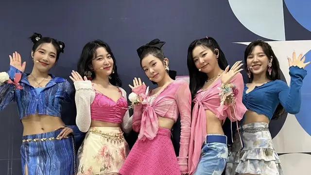 Potret Red Velvet Tampil dengan Busana Feminim di Indonesia