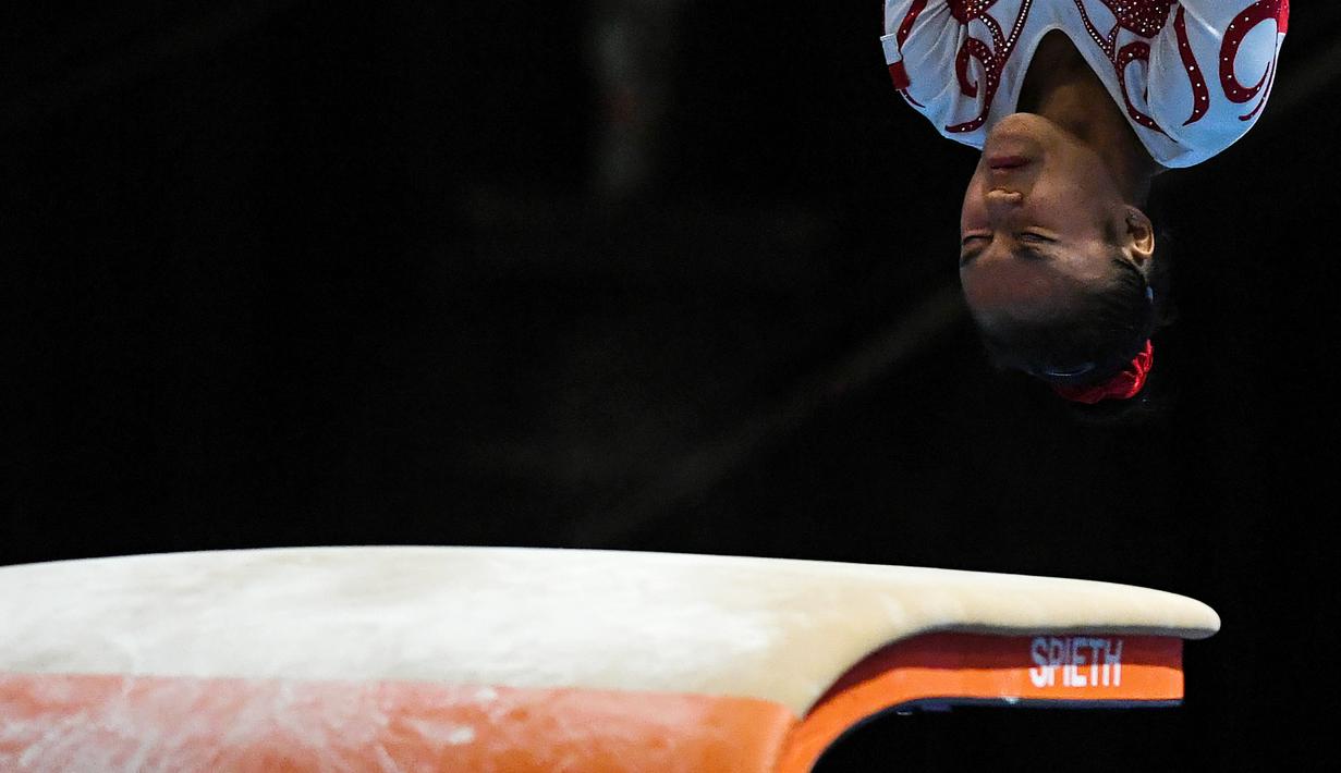Salah satu aksi Armartiani pada ajang Senam Artistik SEA Games 2017 di Kuala Lumpur, (21/8/2017). (AFP/Mohd Rasfan)