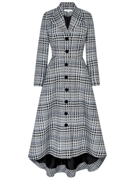 Siluet klasik membuat coat ini semakin sempurna digunakan sepanjang masa. [Foto: Instagram/ suzannahlondon]