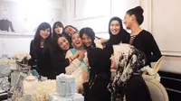 Terharu dengan kejutan yang diberikan para sahabatnya itu, Bella pun tak kuasa menahan air mata bahagianya saat itu. Berbalut busana warna putih dan hijab abu-abunya, Bella semringah berada di bridal shower itu. (Instagram/zaskiasungkar)