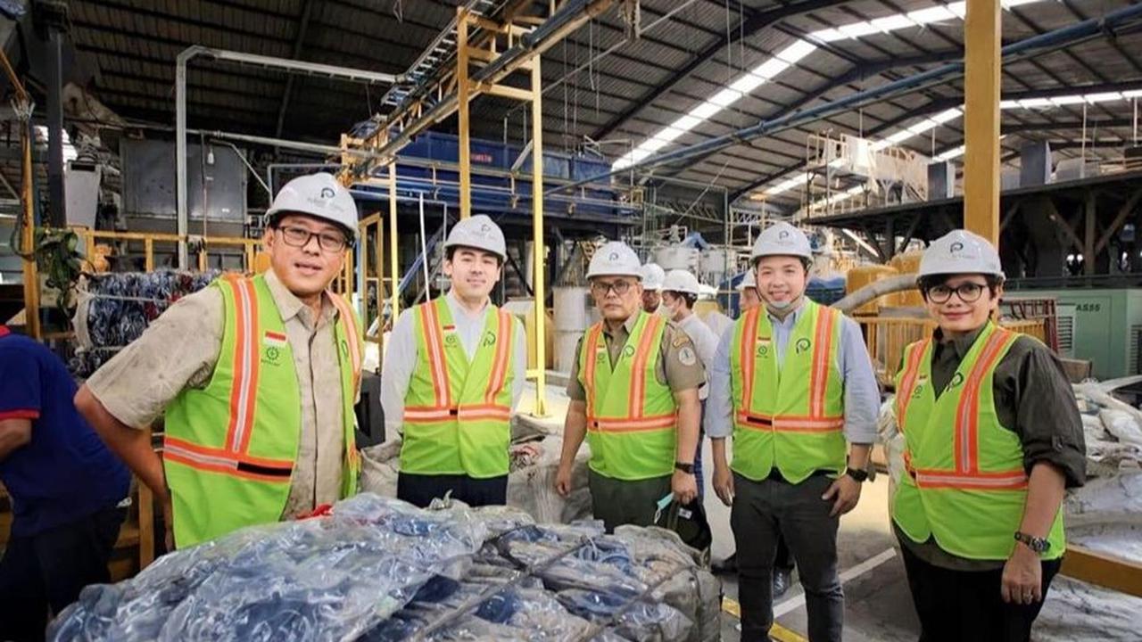 Menyaksikan Langsung Proses Pengolahan Limbah Plastik