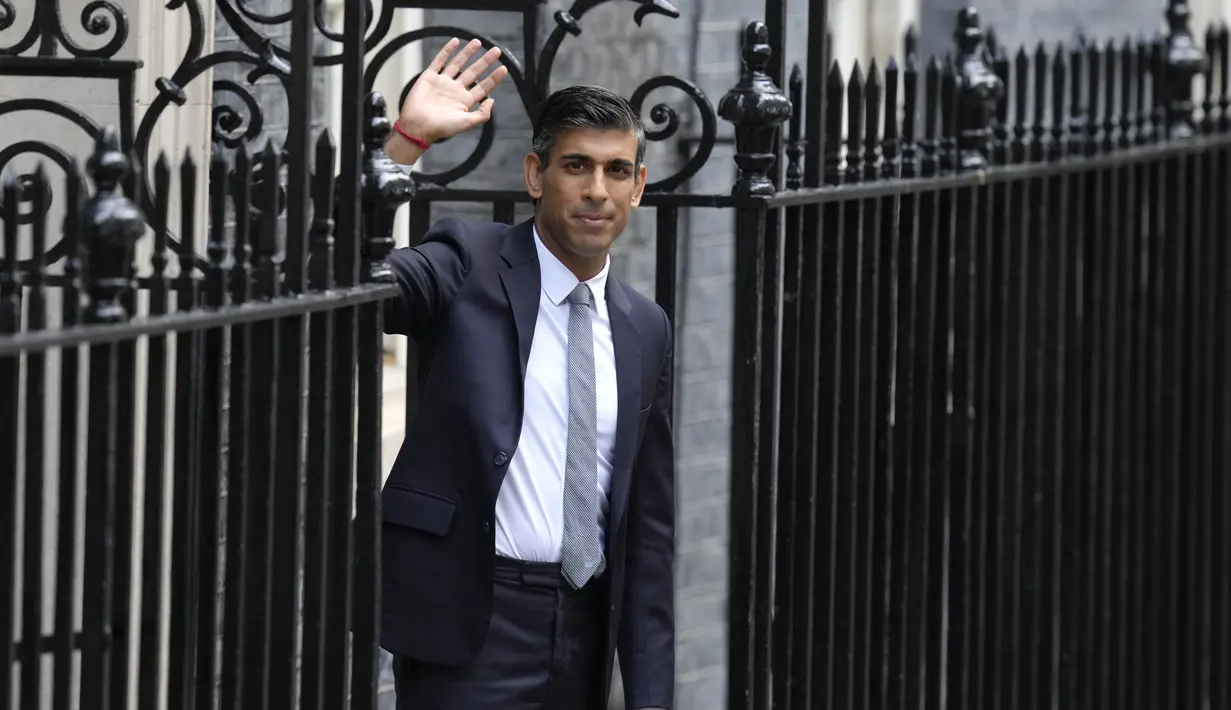 Perdana Menteri Inggris yang baru Rishi Sunak melambai dari tangga setelah menyampaikan pidato di 10 Downing Street di London, Selasa (25/10/2022). Rishi Sunak resmi menggantikan Liz Truss memutuskan mundur dari posisinya karena kontroversi kebijakannya. (AP/Kirsty Wigglesworth)