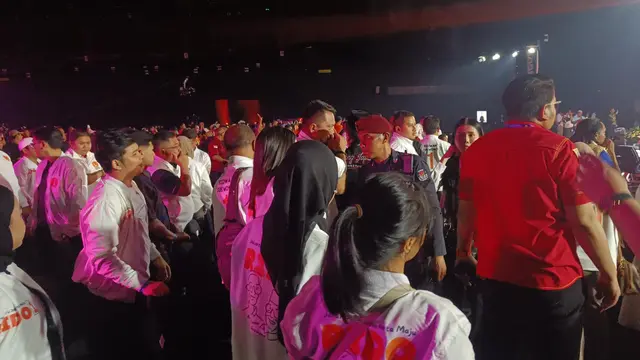 Debat kedua Pilkada Jakarta 2024 sempat terjadi kericuhan antara pendukung pasangan cagub-cawagub nomor urut 1 Ridwan Kamil-Suswono dengan pasangan nomor urut 3 Pramono Anung-Rano Karno, Minggu (27/10/2024). (Merdeka.com/Rahmat Baihaqi)