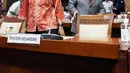 Menteri Pertahanan Prabowo Subianto (kanan) dan Menteri Keuangan Sri Mulyani saat rapat kerja dengan Komisi I DPR di Kompleks Parlemen, Senayan, Jakarta, Kamis (27/1/2022). Rapat meminta persetujuan DPR untuk penjualan eks KRI Teluk Mandar 514 dan KRI Teluk Penyu 513. (Liputan6.com/Angga Yuniar)