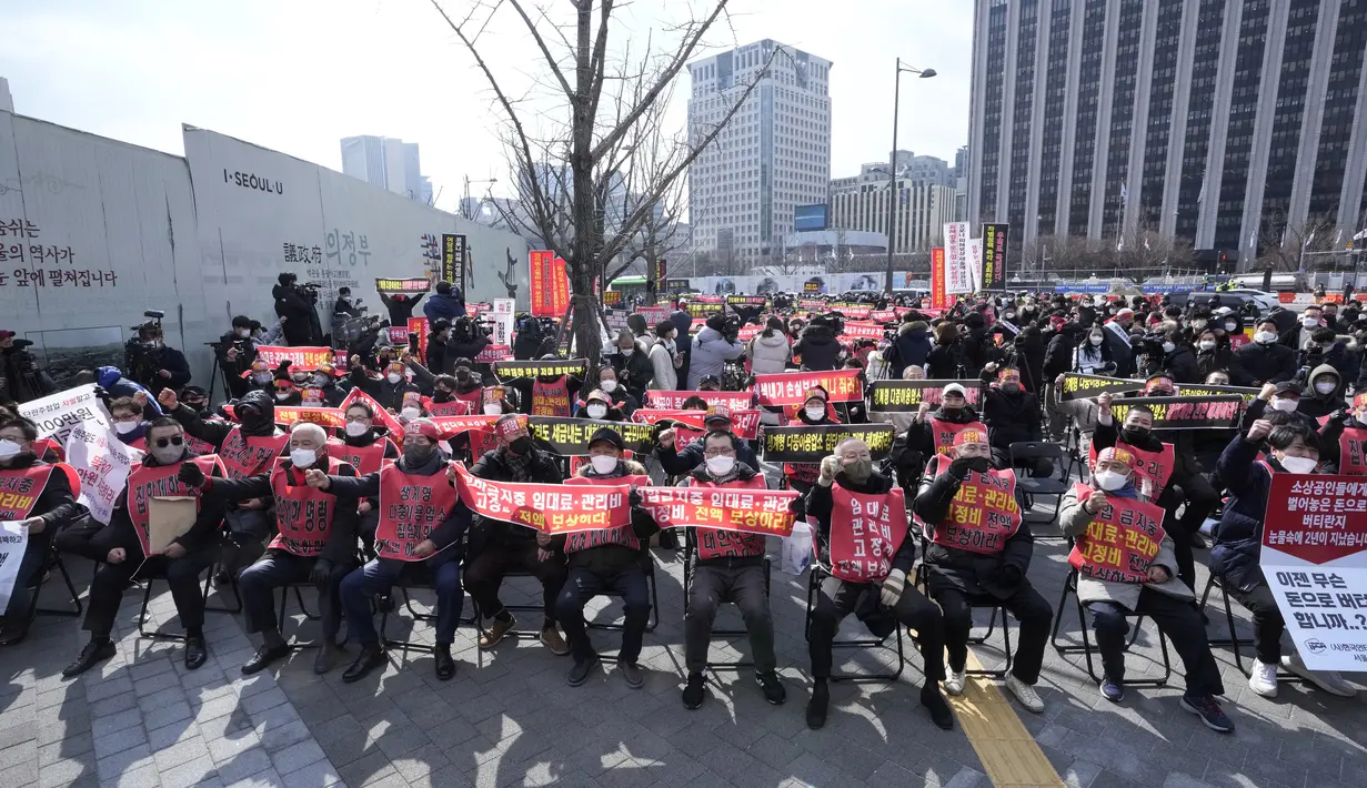 Pemilik usaha kecil menggelar unjuk rasa menentang aturan jarak sosial pemerintah di dekat Kompleks Pemerintah di Seoul, Korea Selatan, Selasa (15/2/2022). Korea Selatan melaporkan jumlah kematian COVID-19 tertinggi dalam sebulan Selasa (15/2). (AP Photo/Ahn Young-joon)