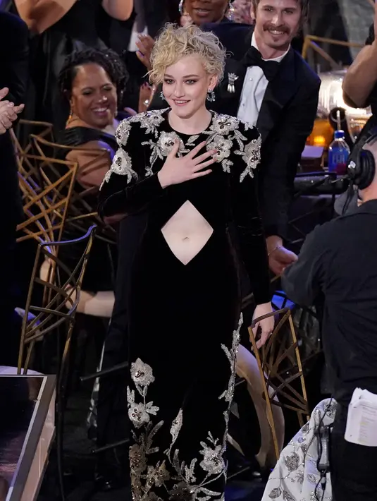 Julia Garner berjalan menuju panggung untuk menerima penghargaan kategori aktris pendukung terbaik dalam serial drama pada ajang Primetime Emmy Awards ke-74 di Microsoft Theater, Los Angeles, Amerika Serikat, 12 September 2022. Dia merayakan kemenangan ketiganya untuk peran tersebut. (AP Photo/Mark Terrill)