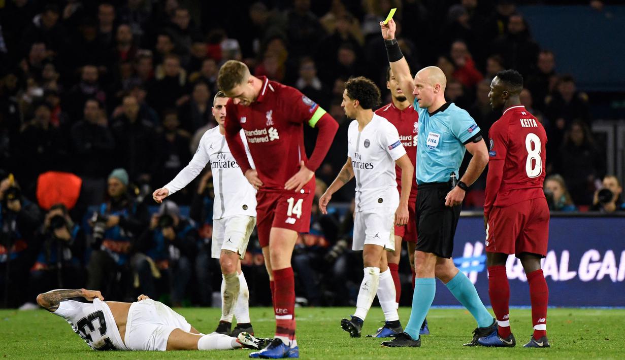 Wasit Szymon Marciniak memberikan kartu kuning kepada pemain Liverpool, Naby Keita pada laga Grup C Liga Champions 2018/2019 antara Paris Saint-Germain melawan Liverpool di Parc des Princes, Paris, 28 November 2018. (AFP/Bertrand Guay)