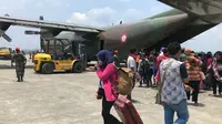 Pengungsi Wamena yang dievakuasi dengan pesawat Hercules ke Jayapura. (Liputan6.com/Katharina Janur)