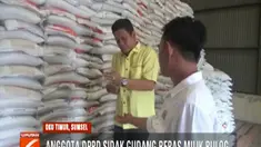 Menurut pengelola gudang, beras yang ada di gudang tersebut sebagian besar adalah beras turun mutu atau stok lama tahun 2015, 2017, dan 2018.