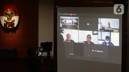 Terdakwa Tubagus Chaeri Wardana alias Wawan mendengarkan Jaksa Penutut Umum (JPU) membacakan tuntutan dalam sidang online di Gedung KPK, Jakarta, Senin (29/6/2020). Wawan terjerat tindak pidana pencucian uang (TPPU) dalam kasus sejumlah korupsi. (merdeka.com/Dwi Narwoko)