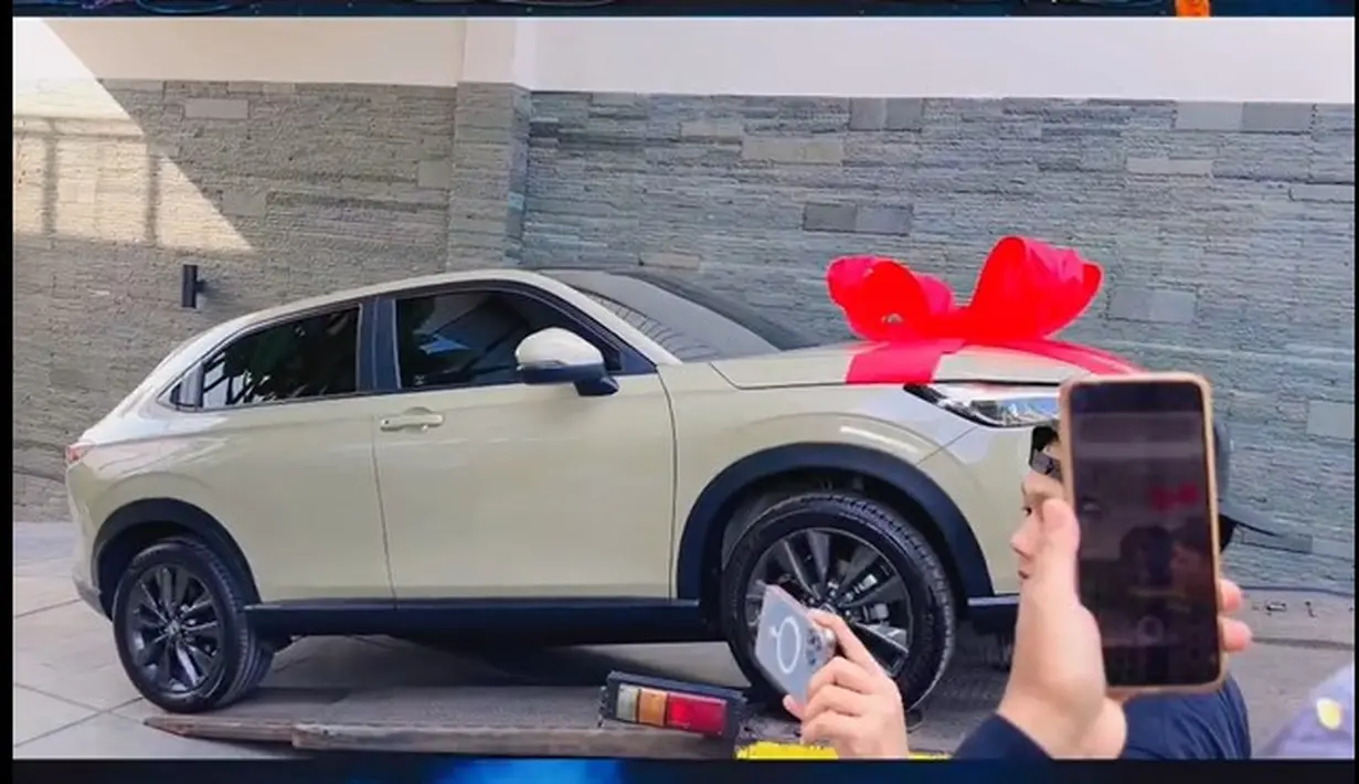 Mobil dengan pita merah diturunkan dari towing. Denny Caknan memberikan kado mobil untuk sang istri. Dilansir dari honda-indonesia.com, mobil All New Honda HR-V ini harganya Rp. 418,200,000. [Instagram/bellabonita_r.a]