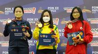 Chelsie Monica Sihite (tengah) meraih medali emas cabang olahraga catur kilat perorangan putri PON XX Papua 2021. (Foto: PB PON XX Papua/Setiyo SC)