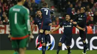 Stiker Atletico Madrid Antoine Griezmann merayakan gol ke gawang Bayern Muenchen bersama rekan setimnya Gabi, Koke, dan Fernando Torres di leg kedua semifinal Liga Champions. (Liputan6.com/Reuters / Michaela Rehle)