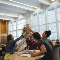 Ilustrasi lingkungan kerja yang sehat dan suportif/copyright freepik.com/peoplecreations