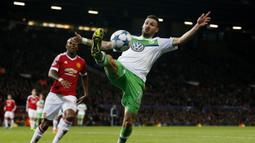 Aksi pemain Wolfsburg, Daniel Caligiuri saat melawan Manchester United pada laga Liga Champions di Stadion Old Trafford, Inggris, Kamis (1/10/2015). (Reuters/Andrew Yates)