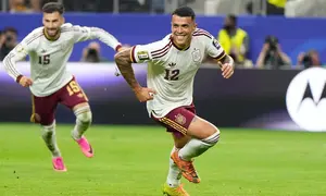 Pemain Spanyol Pedro Porro melakukan selebrasi usai mencetak gol kedua timnya selama pertandingan semifinal Piala Dunia antara Prancis dan Spanyol di Arlington, Texas, dekat Dallas, Selasa, 14 Juli 2026. (AP Photo/Ashley Landis)