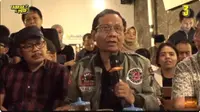 Calon Wakil Presiden (cawapres) nomor urut 03 Mahfud Md melakukan tanya jawab dengan pendukungnya dalam acara Tabrak Prof! di Semarang, Jawa Tengah, Selasa (23/1/2024). (Tangkapan Layar YouTube EnamPlus)
