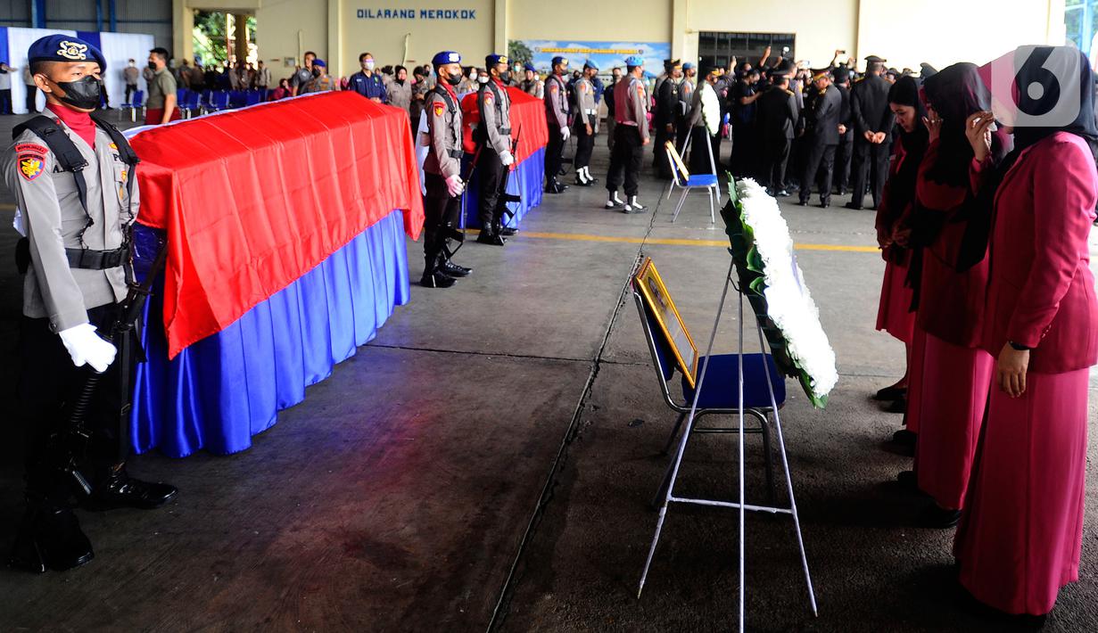 Jenazah korban jatuhnya helikopter NBO-105 milik Polri di perairan Manggar, Belitung Timur, Provinsi Kepulauan Bangka Belitung, disemayamkan saat tiba di Markas Polairud, Pondok Cabe, Tangerang Selatan, Rabu (30/11/2022). Jenazah Co Pilot Briptu M Lasminto dan Bripda Bripda M Chairul Anam rencananya akan dimakamkan di Serang dan Magetan. (merdeka.com/Arie Basuki)