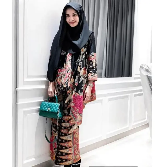7 Model Baju Batik Wanita Berhijab ala Artis Indonesia yang Bisa Dijadikan Inspirasi di Tahun 2024