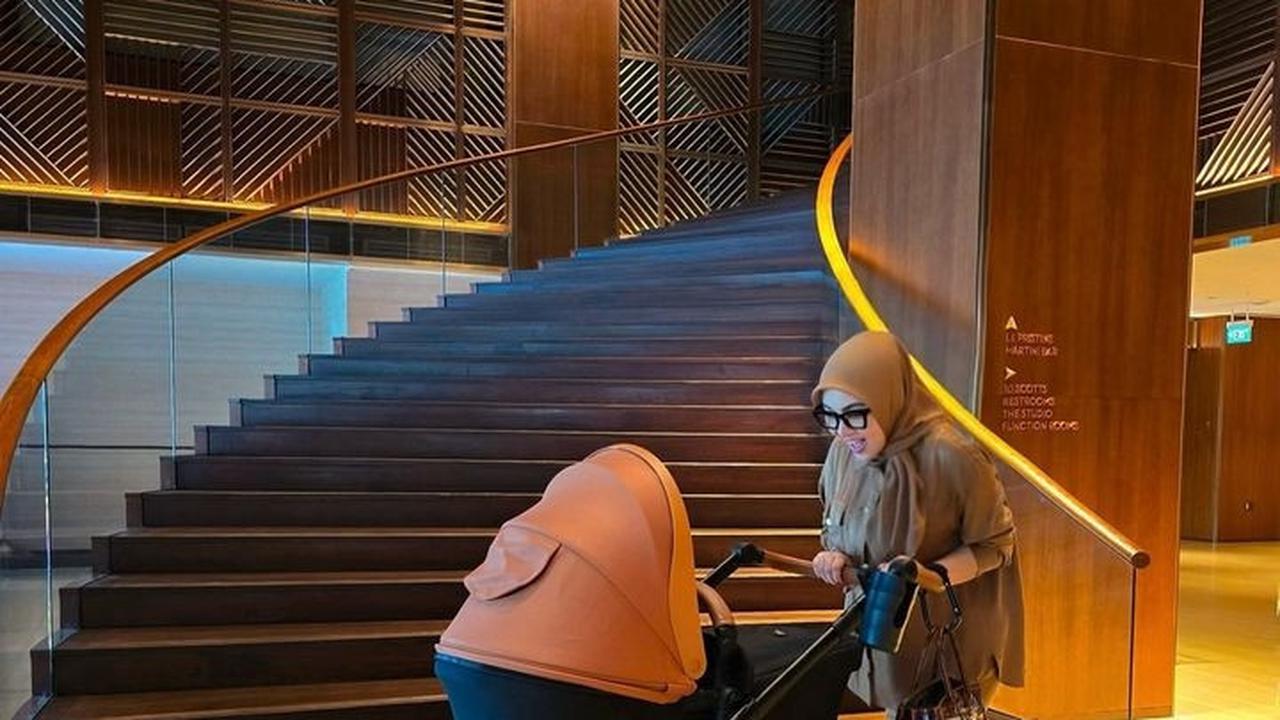 Anggun dan berkelas, itulah kesan stroller yang dipilih Syahrini untuk anak pertamanya. Dengan kebiasaan membeli tas seharga miliaran, tentu stroller ini tidak terasa mahal bagi Incess.<br><br>