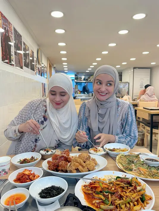 Shireen dan Dea juga kompak kenakan kemeja lengan panjang bermotif print [@shireensungkar]