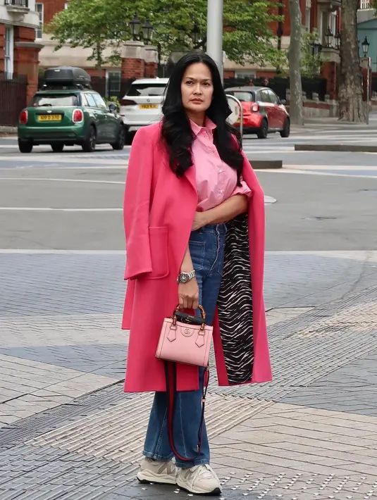 Di usia yang sudah tak lagi muda, Donna kini menikmati hasil kerja kerasnya. Wajar saja jika dia kerap kali jalan-jalan. [instagram/donnharun]