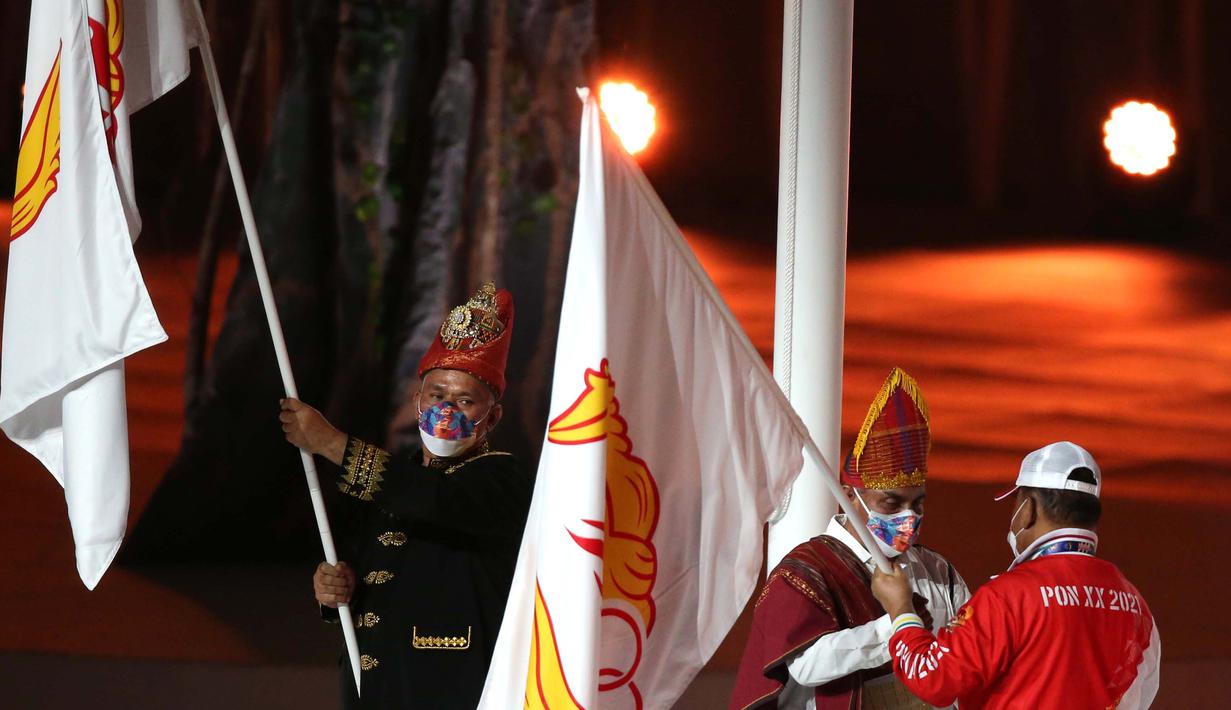 Selanjutnya Ketua KONI menyerahkan estafet tuan rumah PON 2024 kepada Provinsi Aceh dan Sumatra Utara yang diwakilkan masing-masing Gubernur. (PBPON XX PAPUA/Erly Bahtiar)
