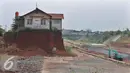 Kendaraan alat berat melintas di dekat Musala yang masih berdiri di lokasi pembangunan proyek Tol Cinere-Jagorawi (Cijago) seksi II d Depok, Jawa Barat, Selasa (1/11). (Liputan6.com/Johan Tallo)