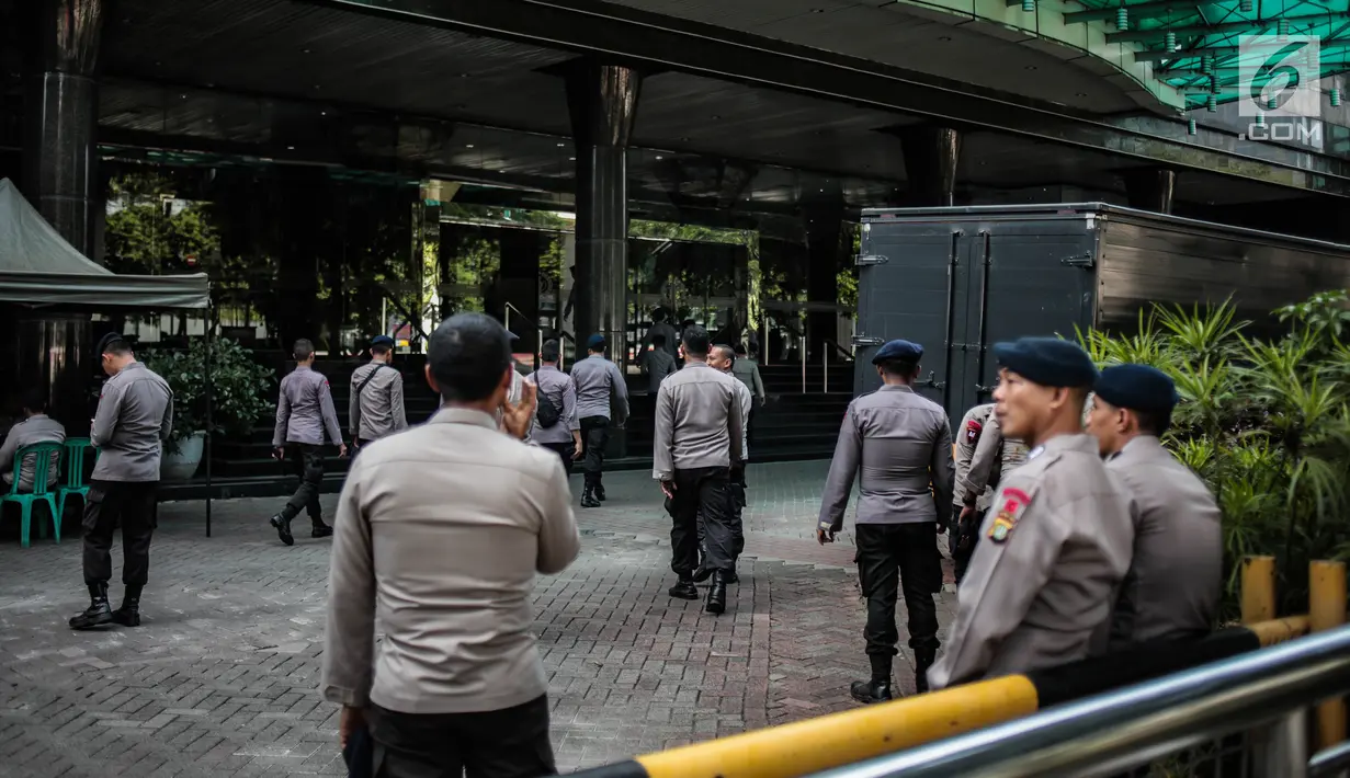 Personel kepolisian disiagakan jelang penyitaan aset di Gedung Granadi, Jakarta, Senin (17/12). Penjagaan ketat tersebut dikarenakan akan ada aksi yang menuntut semua aset Soeharto, keturunan dan kroni-kroninya disita negara. (Liputan6.com/Faizal Fanani)
