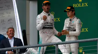 Pembalap Mercedes, Lewis Hamilton bersorak usai memenangkan Grand Prix F1 Amerika Serikat di Sirkuit The Americas, Minggu (25/10). Ini merupakan gelar juara dunia ketiga bagi Hamilton setelah sebelumnya diraih pada 2008 dan 2014. (REUTERS/Adrees Latif)